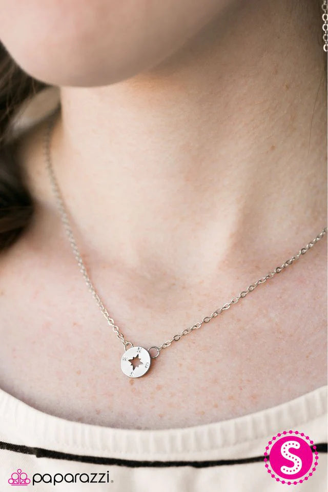 Collar Paparazzi ~ Point Me Home - Plata