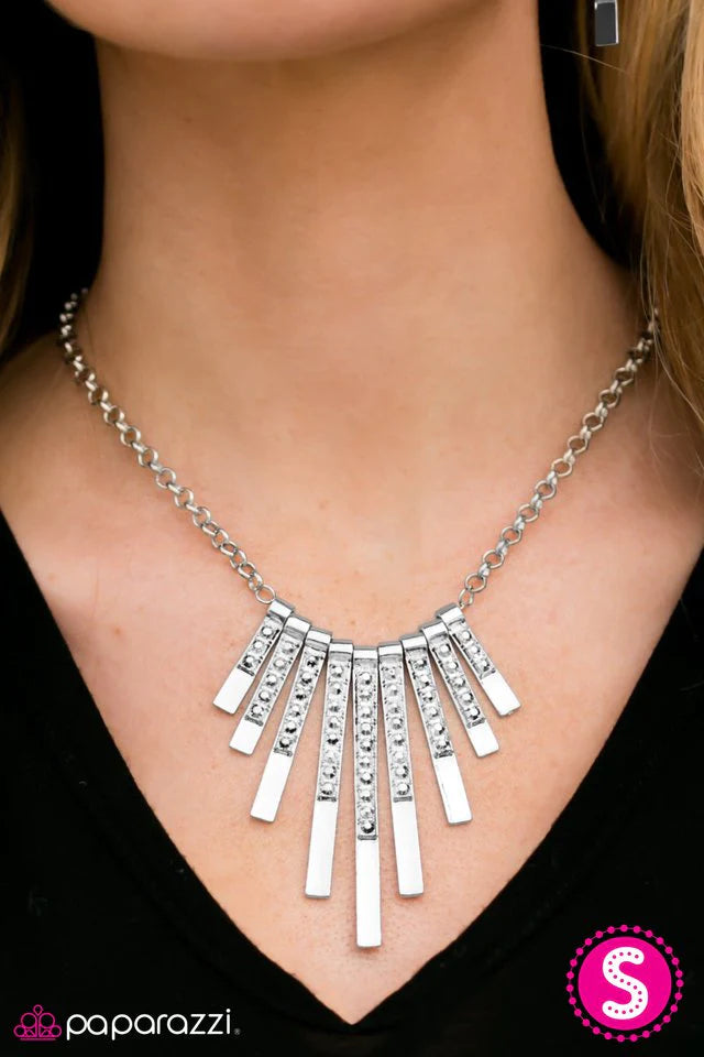 Collar Paparazzi ~ Clase FIERCE - Plata