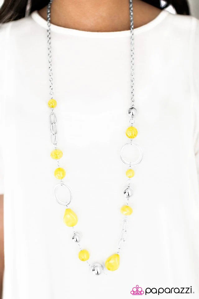 Collar Paparazzi ~ Glam Grotto - Amarillo