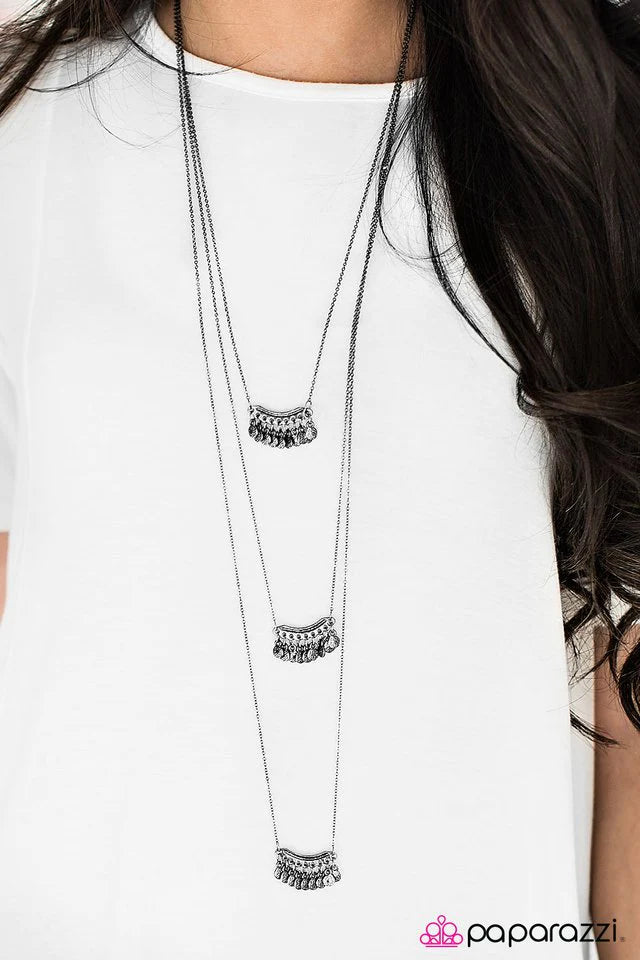 Collar Paparazzi ~ Emperatriz Romana - Negro