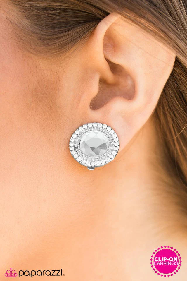 Pendiente Paparazzi ~ GLASS-ic Marvel - Blanco