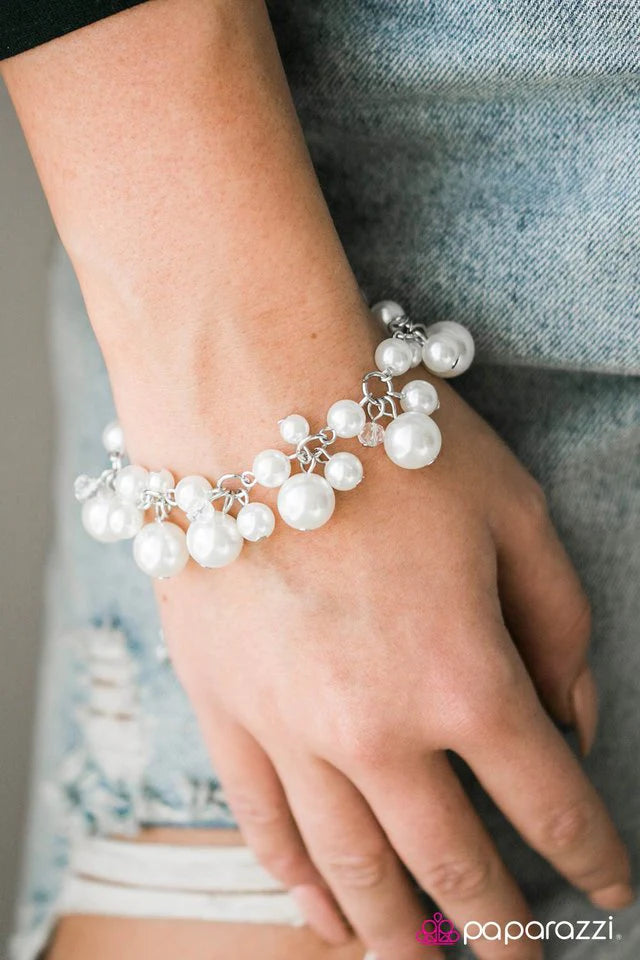 Pulsera Paparazzi ~ Out To Sea - Blanco