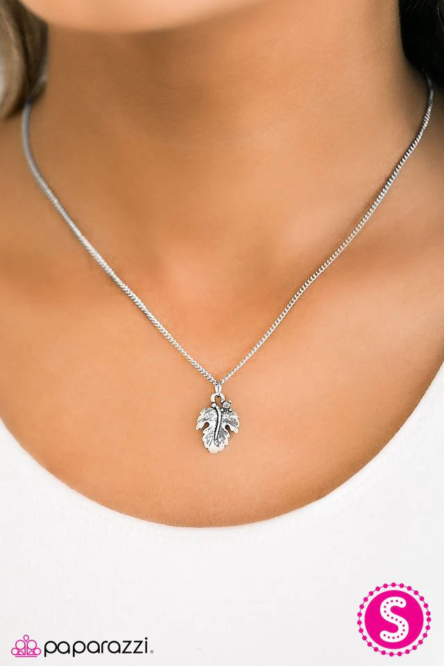Collar Paparazzi ~ LEAF-ing Home - Plata