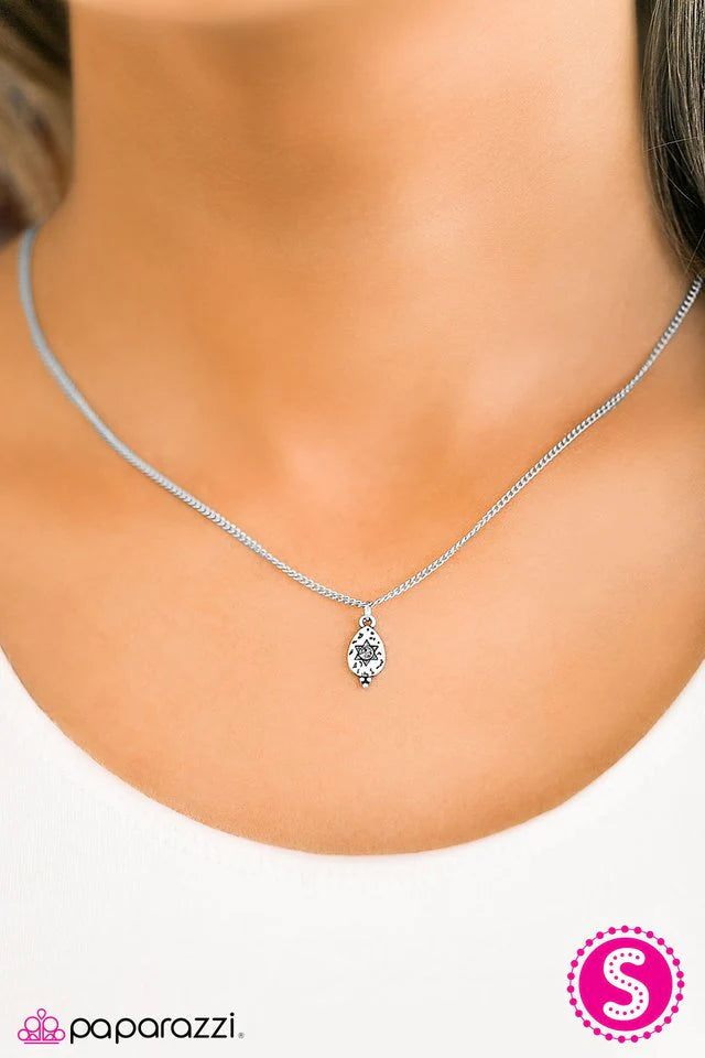 Collar Paparazzi ~ Brilla al máximo - Plata