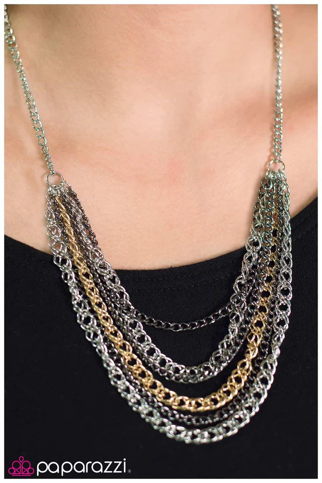 Collar Paparazzi ~ Inspiración industrial - Plata