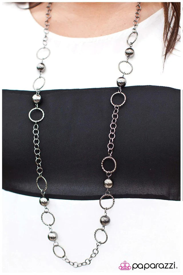 Collar Paparazzi ~ Espejismo misterioso - Negro