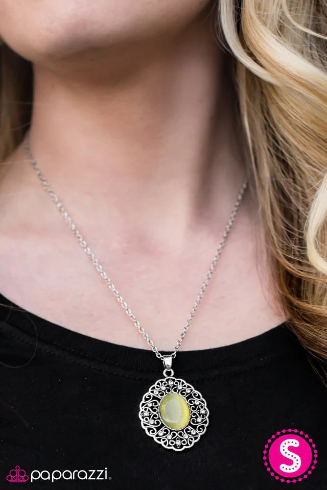 Collar Paparazzi ~ Corazón de Glace - Amarillo