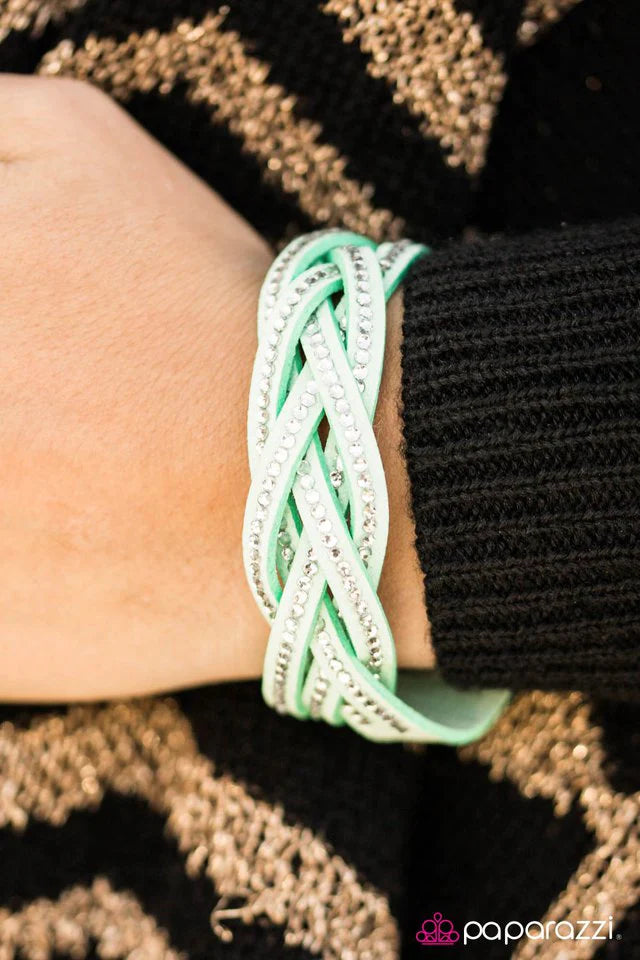 Pulsera Paparazzi ~ Patrulla con purpurina - Verde