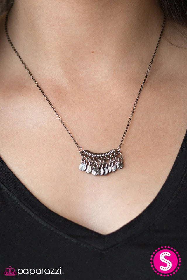 Collar Paparazzi ~ ROMA para las fiestas - Negro