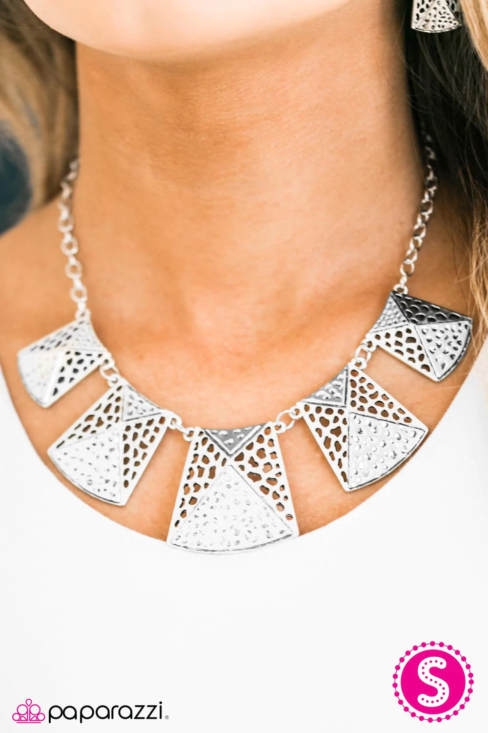 Collar Paparazzi ~ Saludos a la Chief-ette - Plata