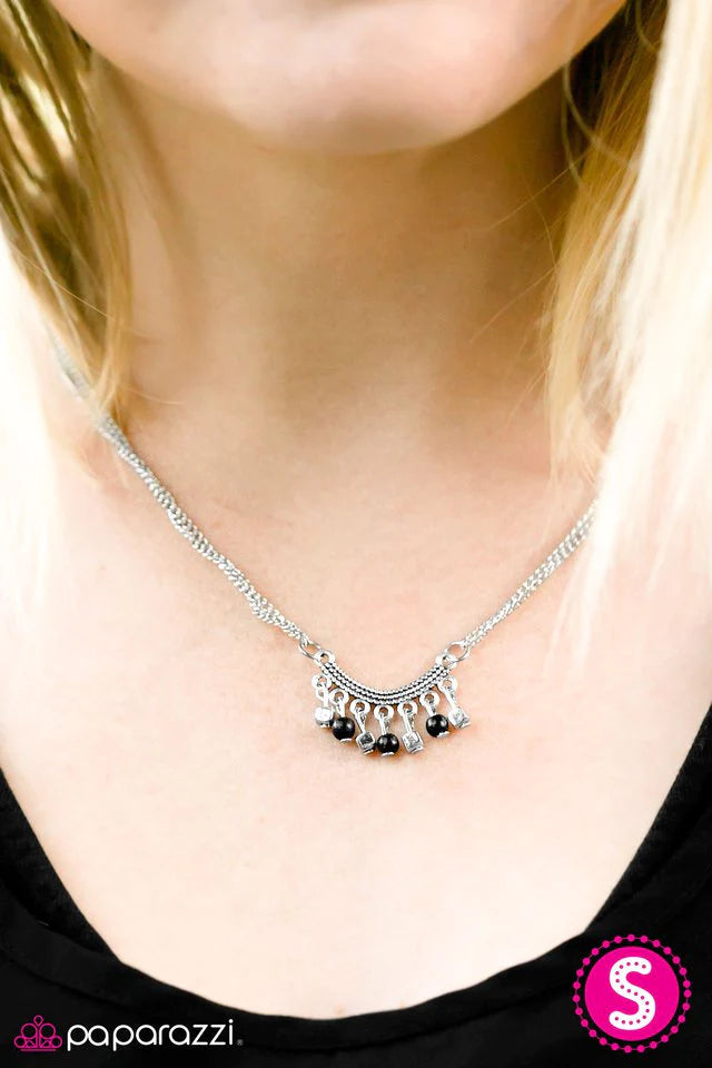 Collar Paparazzi ~ Vivir en armonía - Negro