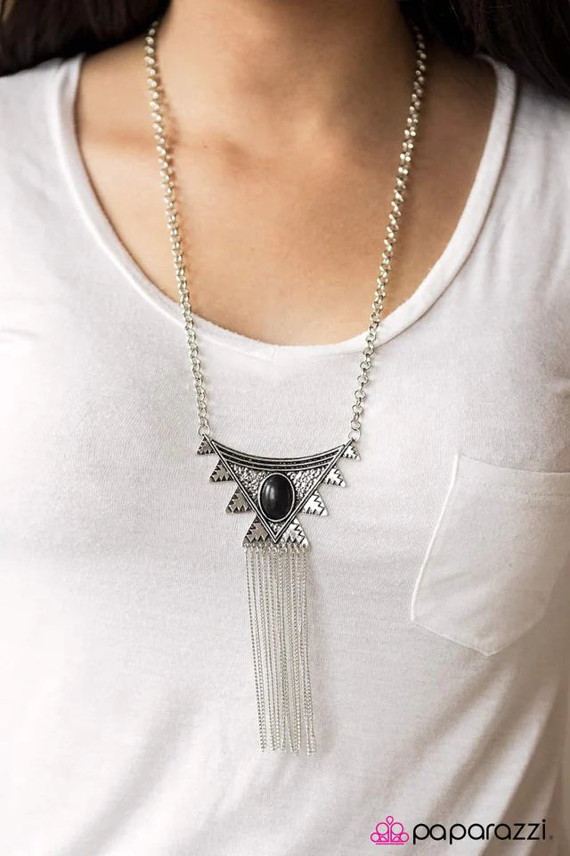 Collar Paparazzi ~ Mezcla de frutos secos - Negro