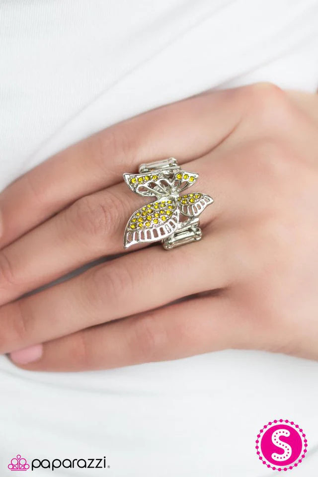 Anillo de paparazzi ~ Ella vuela con alas valientes - Amarillo