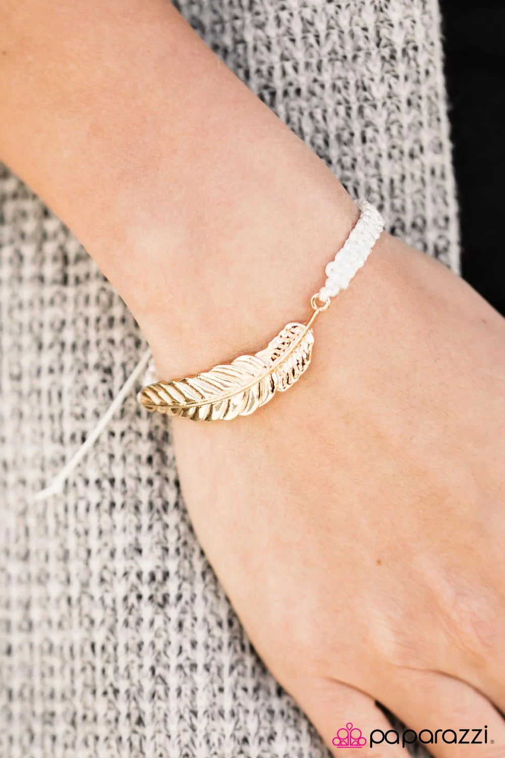 Pulsera Paparazzi ~ Bajo la PLUMA - Blanco