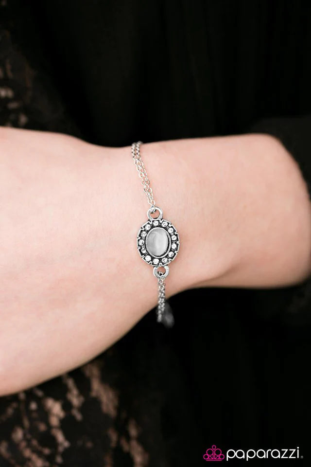 Pulsera Paparazzi ~ Moonlit Pools - Blanco