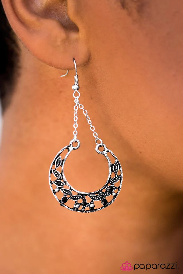 Paparazzi Earring ~ BEAM On! - Black