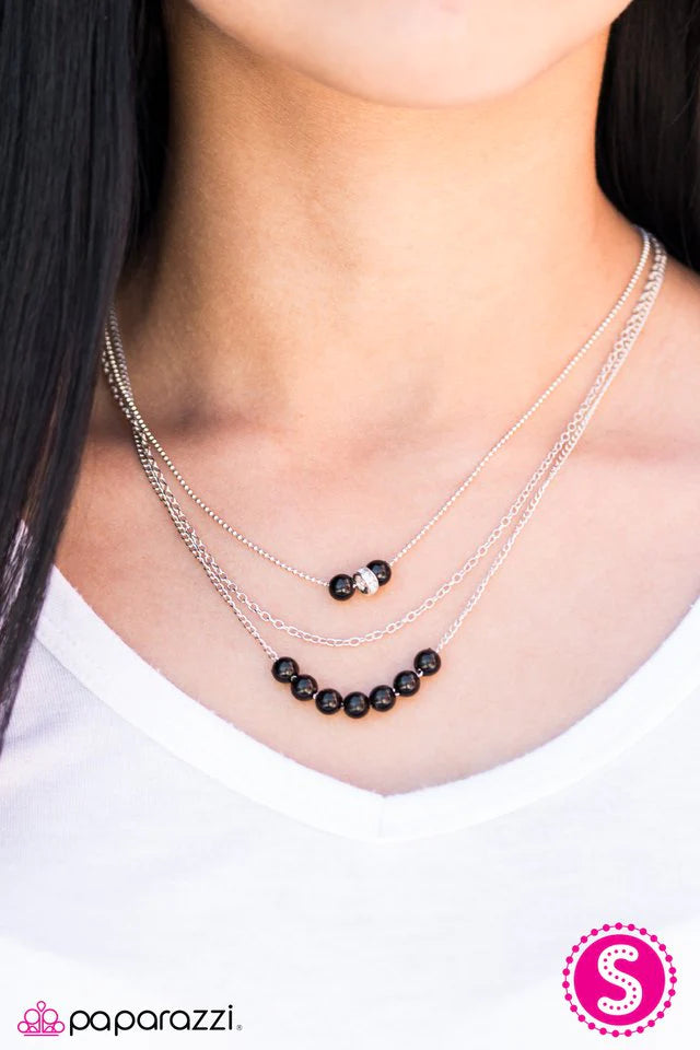 Collar Paparazzi ~ El mundo es mi pasarela - Negro