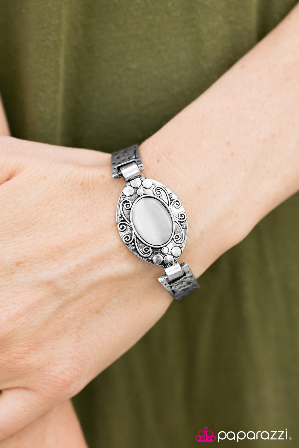 Paparazzi Bracelet ~ The GLOW-Getter - White