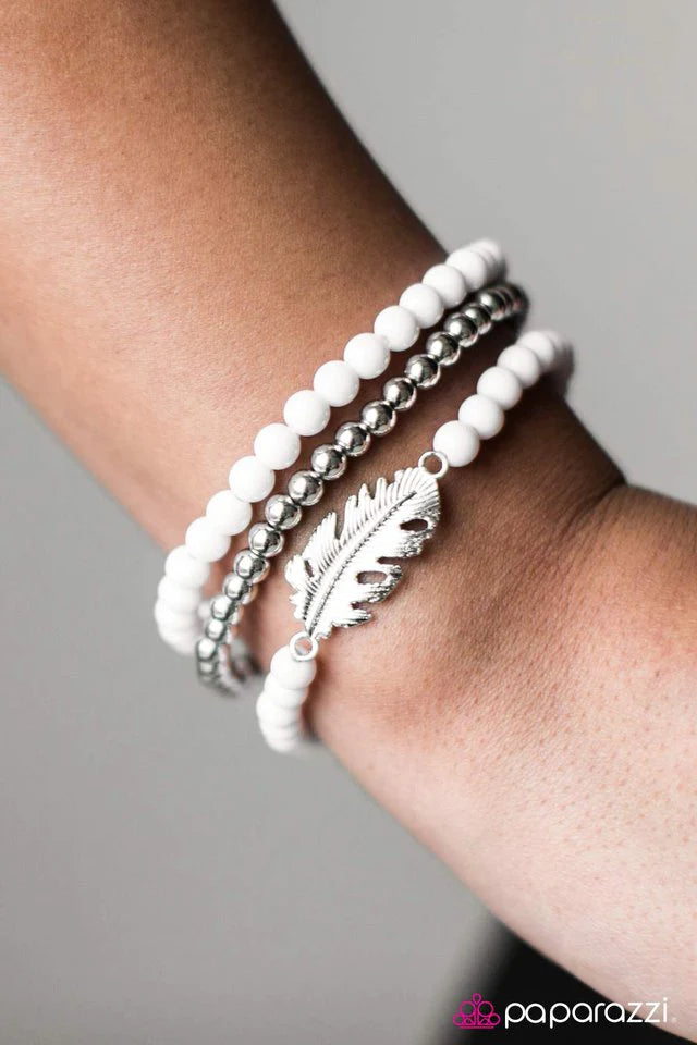 Pulsera Paparazzi ~ Round The FLOCK - Blanco