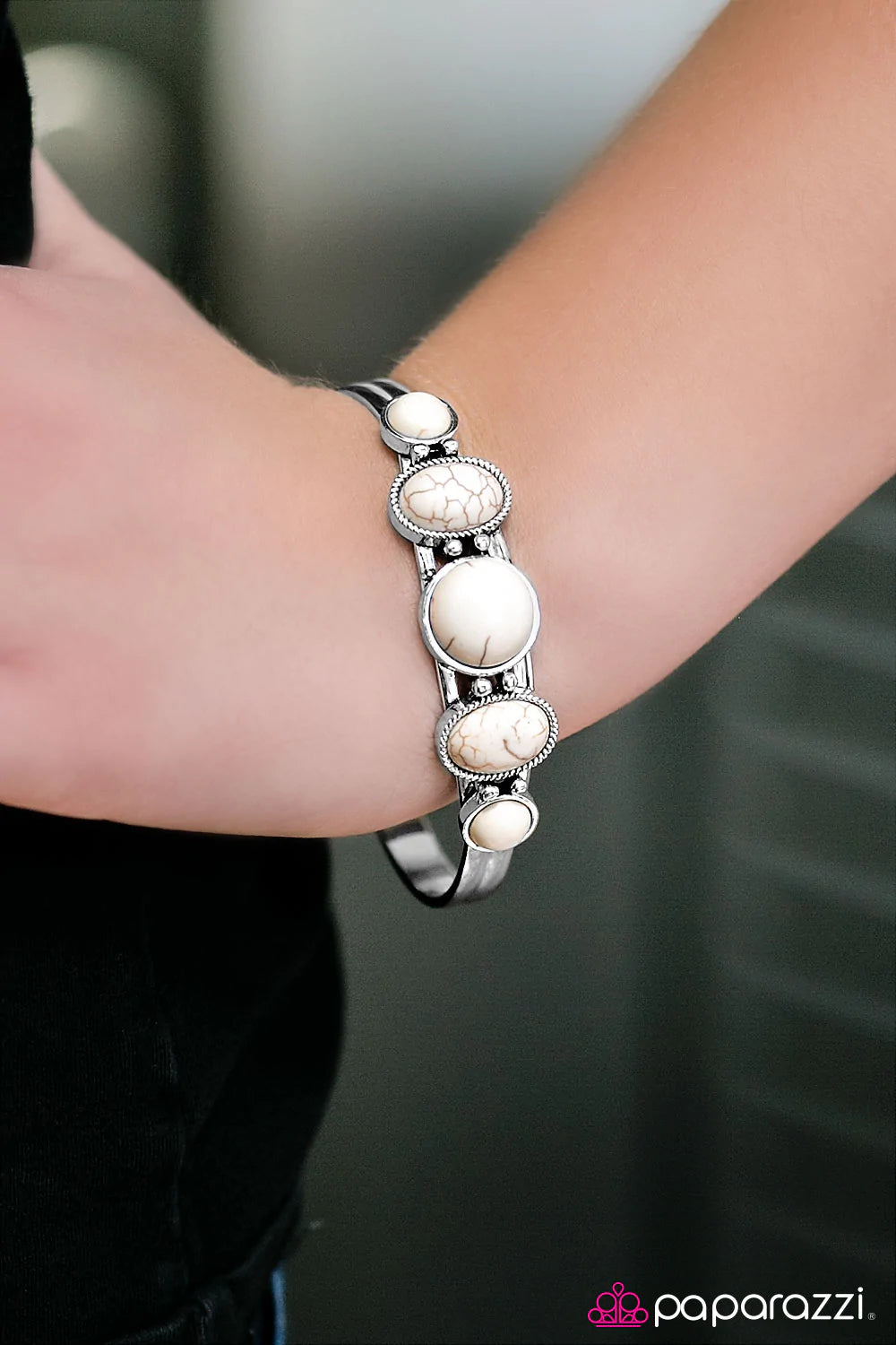 Pulsera Paparazzi ~ Crucero por Mississippi - Blanco