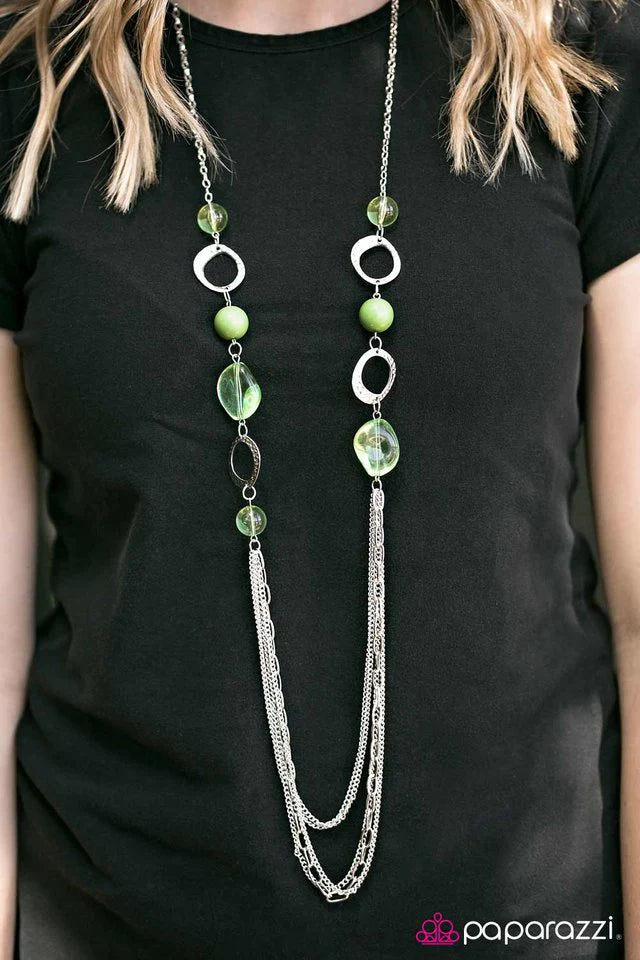 Collar Paparazzi ~ Atrevido y vidrioso - Verde