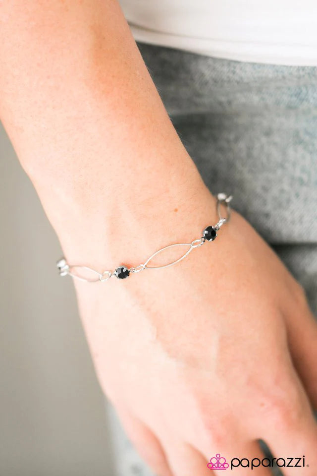 Pulsera Paparazzi ~ El momento adecuado - Negro
