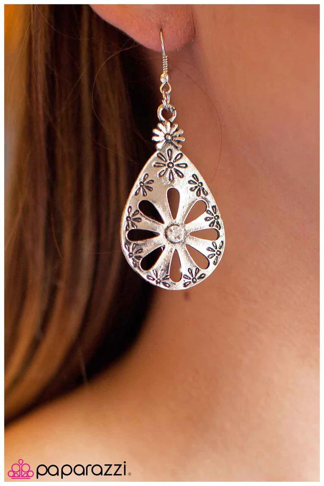 Paparazzi Earring ~ Daisy Chain - White