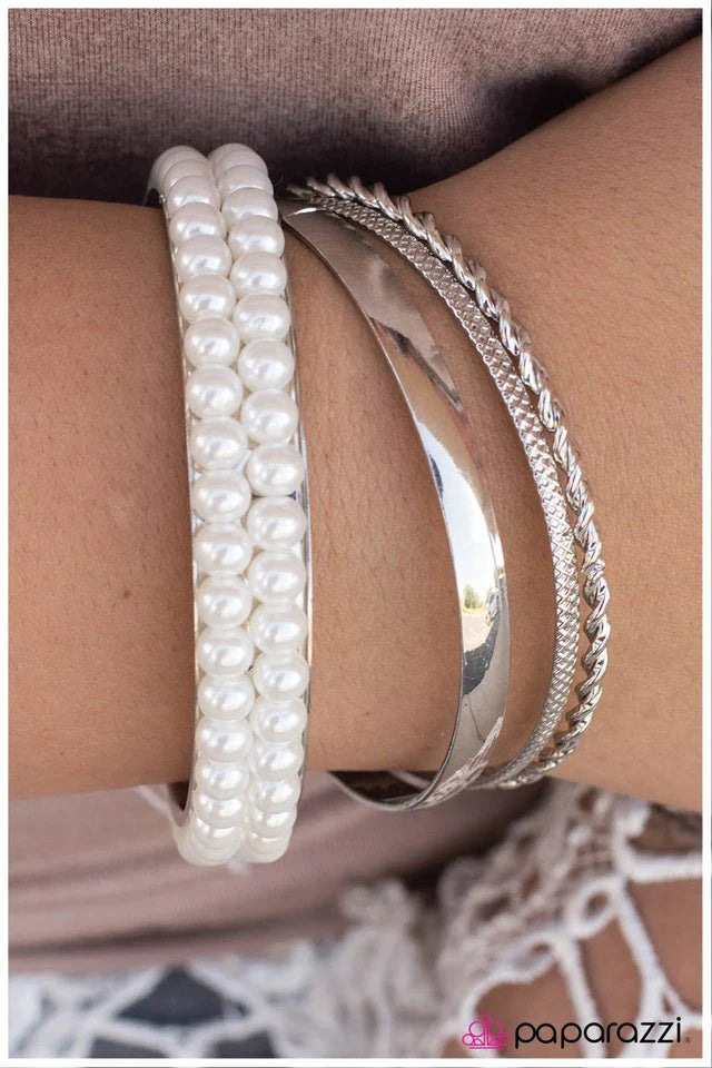 Pulsera Paparazzi ~ Modernly Marilyn - Blanco