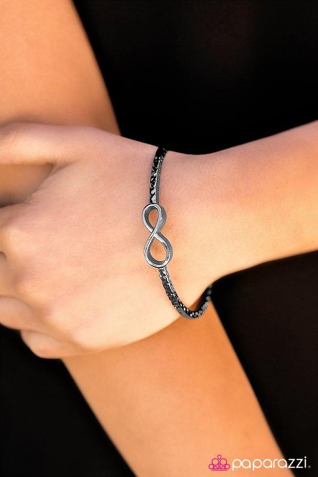 Pulsera Paparazzi ~ Vale la pena esperar - Negro