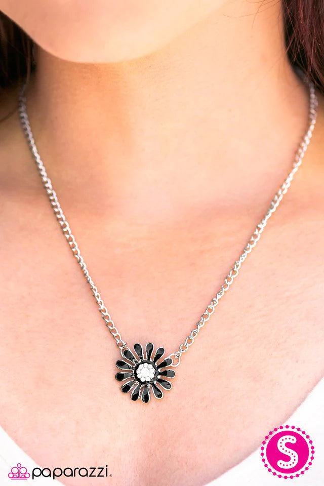 Collar Paparazzi ~ Bloom With Grace - Negro