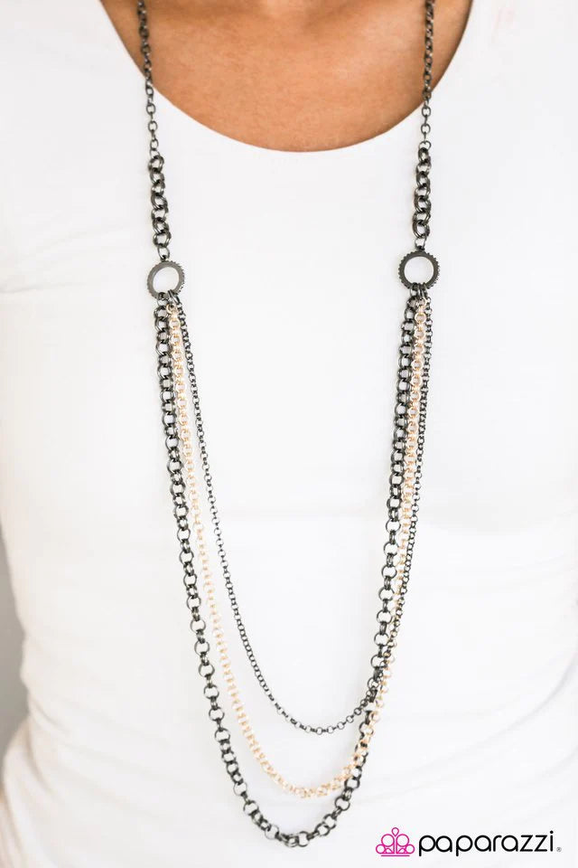 Collar Paparazzi ~ Movimiento Moto - Negro