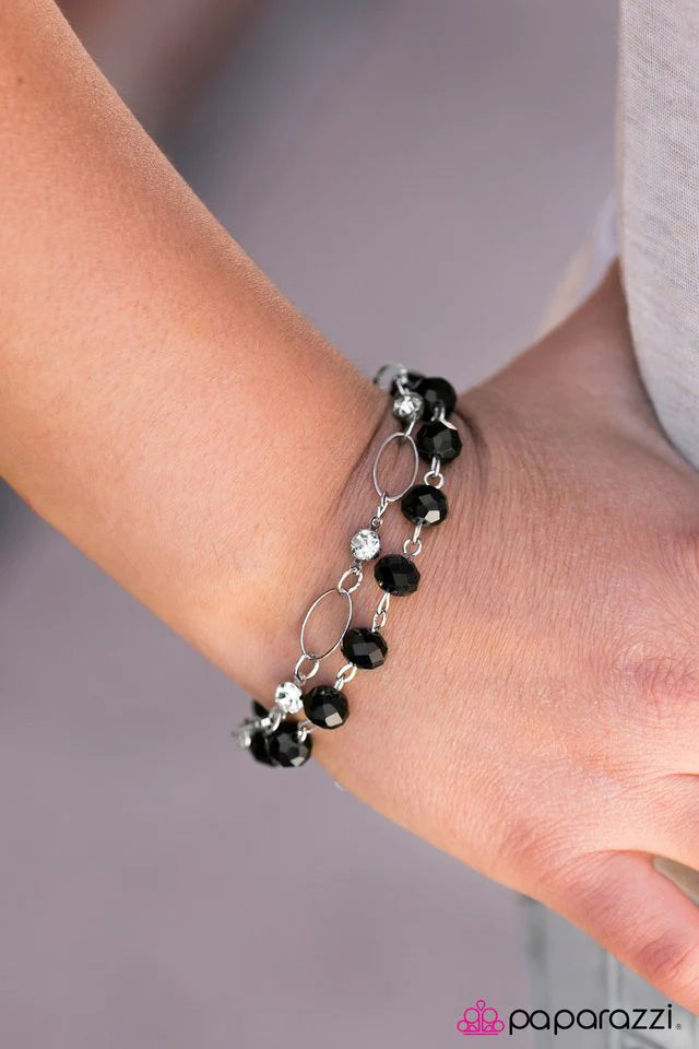 Pulsera Paparazzi ~ Más rica que tus sueños más glamurosos - Negro