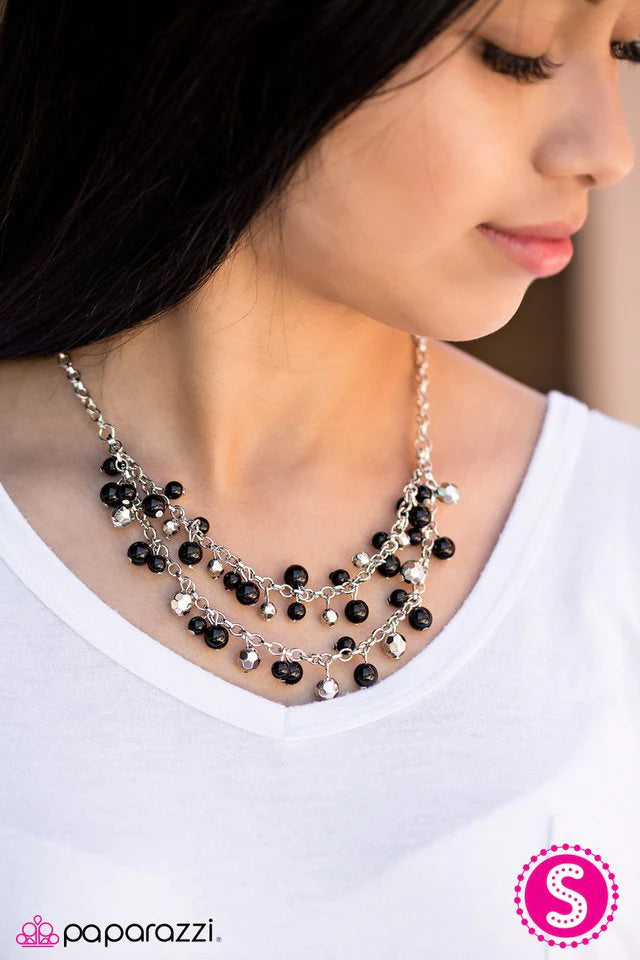 Collar Paparazzi ~ Clase atemporal - Negro