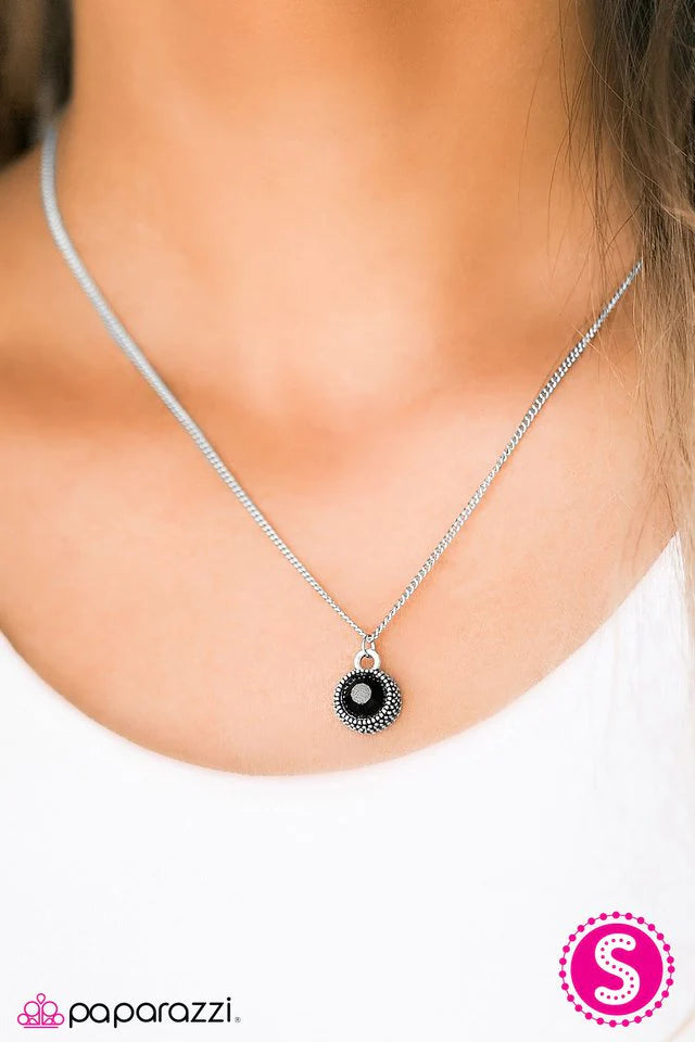Collar Paparazzi ~ ¡Brillante! - Negro