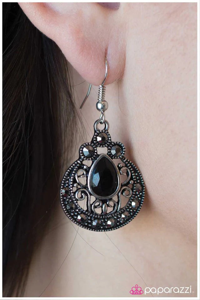 Paparazzi Earring ~ Stars In Their Eyes - Black
