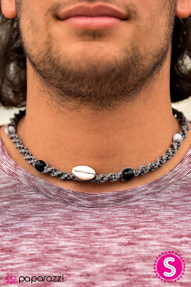 Collar Paparazzi ~ Zona de surf - Negro