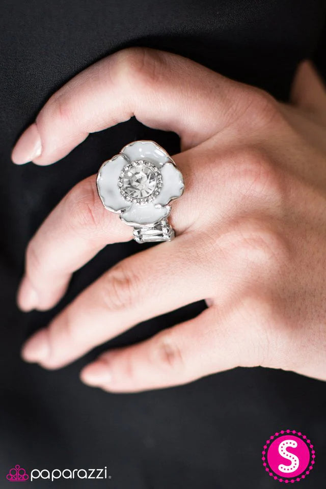 Anillo Paparazzi ~ Flores de medianoche - Blanco