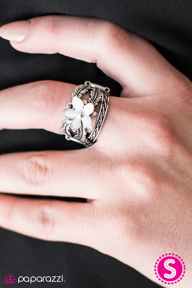 Anillo Paparazzi ~ Fiji Fling - Blanco
