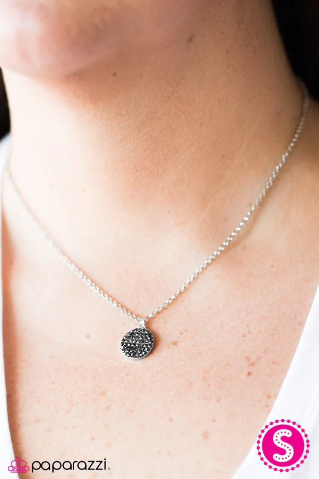 Collar Paparazzi ~ Una distracción brillante - Plata