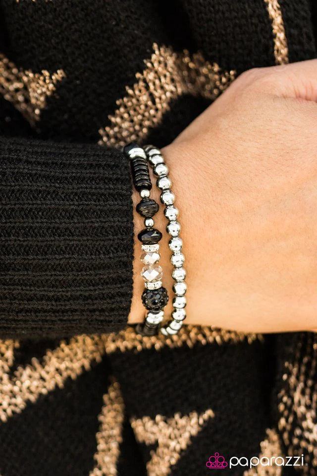 Pulsera Paparazzi ~ Mi tarjeta de baile está llena - Negro