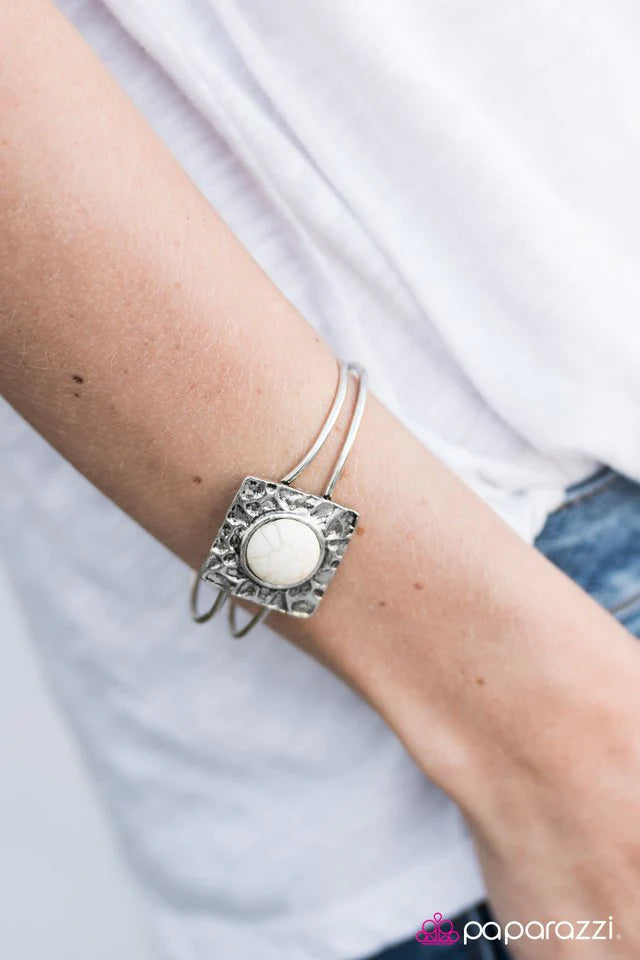 Pulsera Paparazzi ~ Creekside Crossing - Blanco