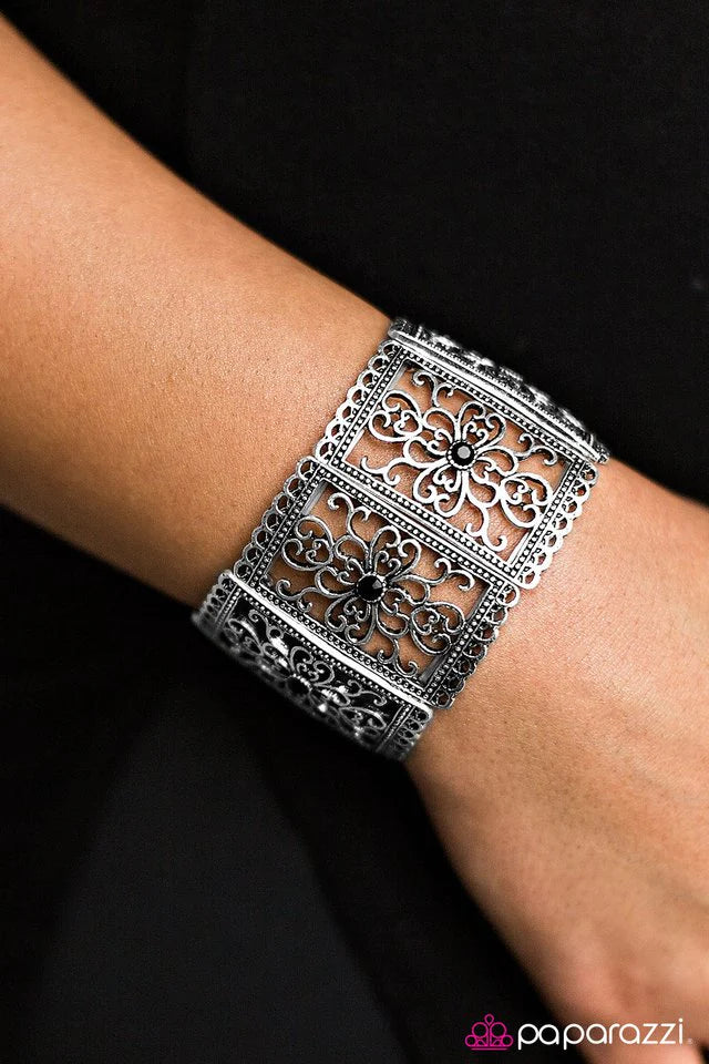 Paparazzi Bracelet ~ A Victorian Frame Of Mind - Black