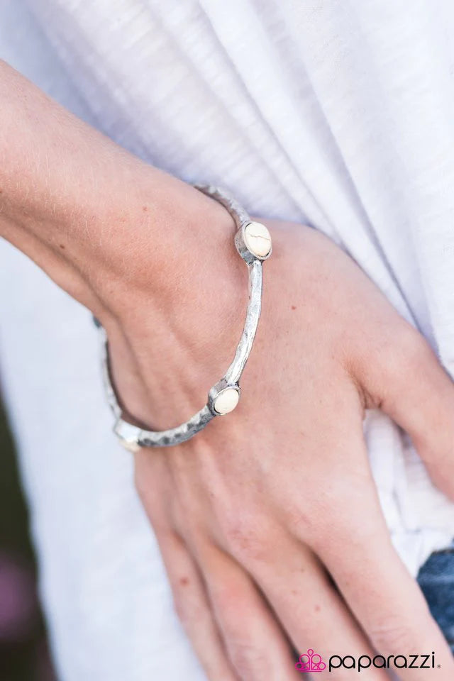 Pulsera Paparazzi ~ Para mí es todo CREEK - Blanco