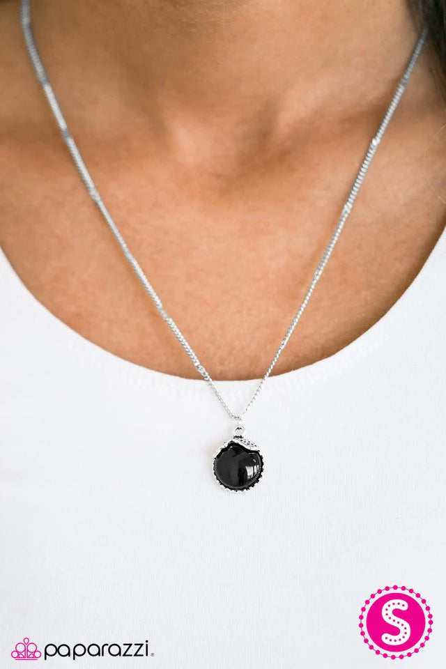 Collar Paparazzi ~ Ambiente playero - Negro