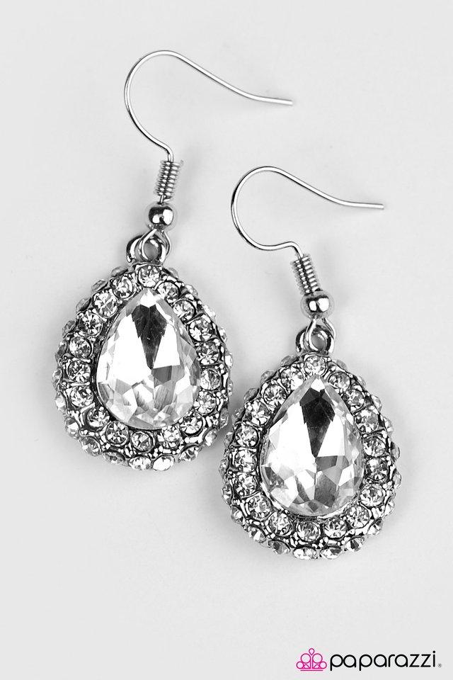 Paparazzi Earrings - Vogue in Venice - White