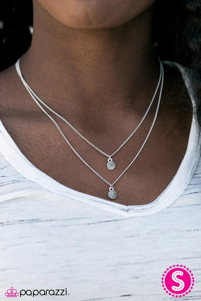 Collar Paparazzi ~ Luces de Londres - Plata