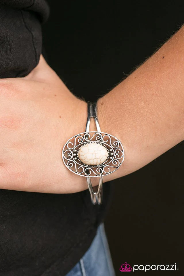 Pulsera Paparazzi ~ Tengo montañas que escalar - Blanco