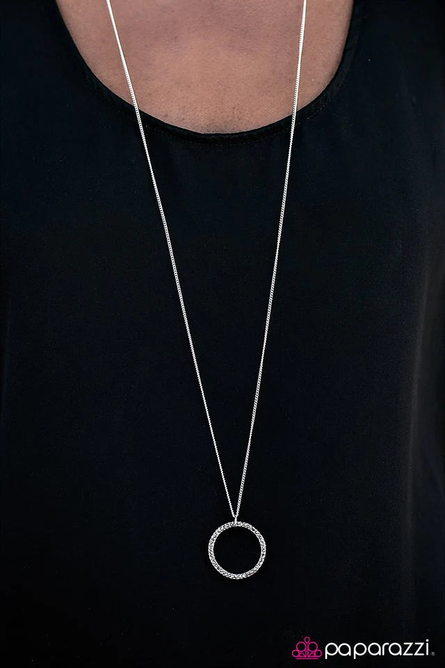 Collar Paparazzi ~ Hielo agradable - Plata