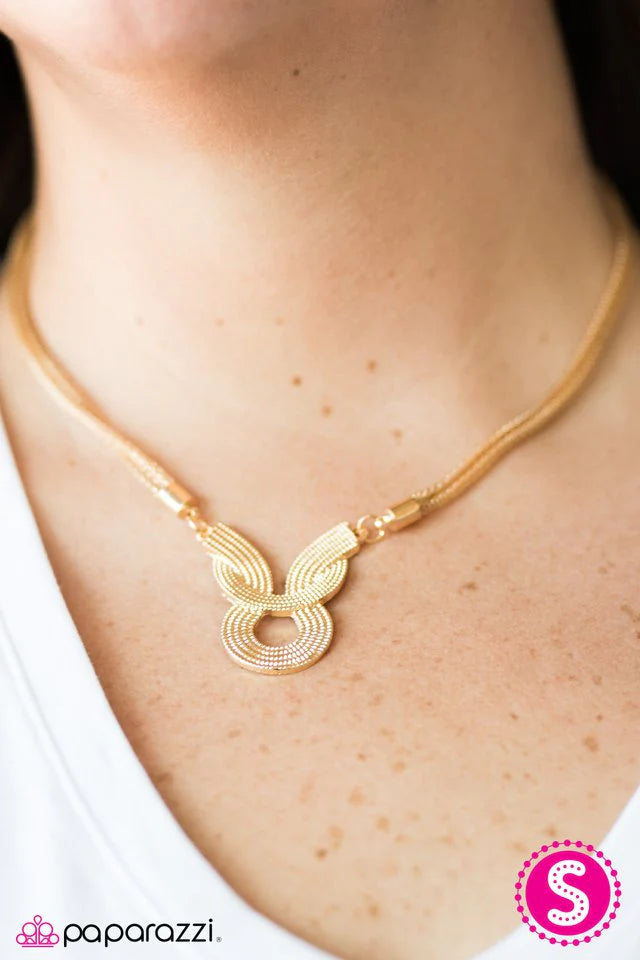 Collar Paparazzi ~ Cleopatra con clase - Oro