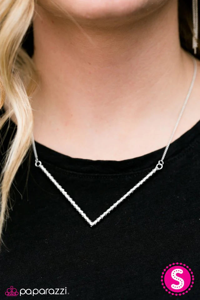 Collar Paparazzi ~ Point It Out - Plata